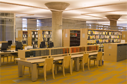 L’intérieur d’une bibliothèque publique
